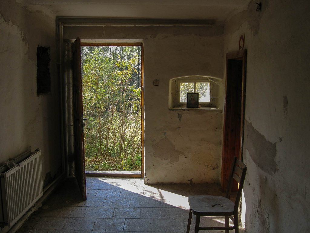 empty chair with open door (credit: Raymond Zoller, license: CC BY-SA)