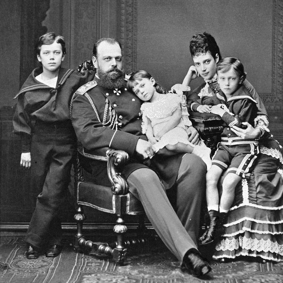 1878._Император_Александр_III_с_женой_и_детьми. - cropped