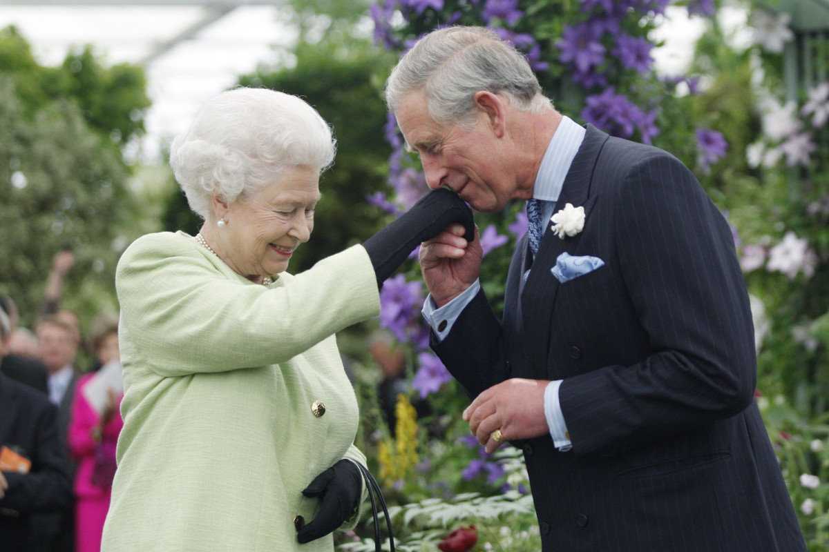 Prince Charles kisses the hand of his mother Queen Elizabeth (2009)