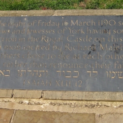 Memorial plaque, Clifford's Tower (credit: Pauline E, license: CC BY-SA)