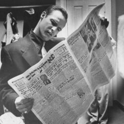 Marlon Brando reading the Yiddish Forverts on the set of Guys & Dolls (Phil Stern, 1955)