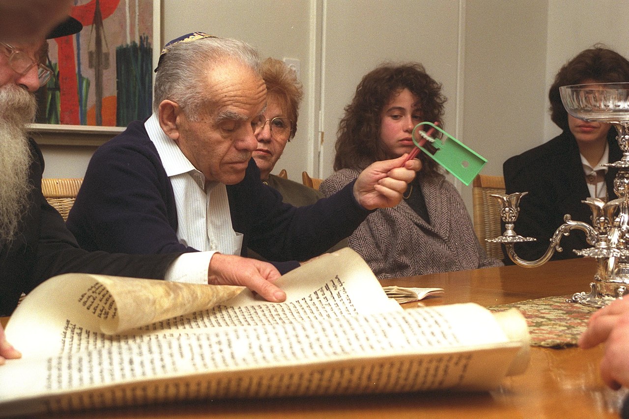 Flickr_-_Government_Press_Office_(GPO)_-_P.M._YITZHAK_SHAMIR_WAVING_A_NOISEMAKER