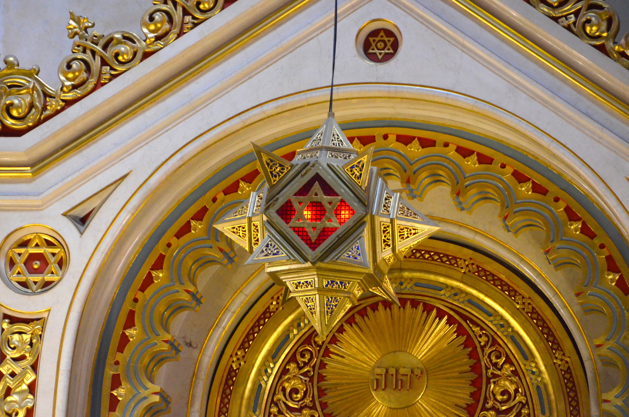 Ner Tamid – Dohány Street Synagogue, Budapest, Hungary (Adam Fagen, CC BY-NC-SA)